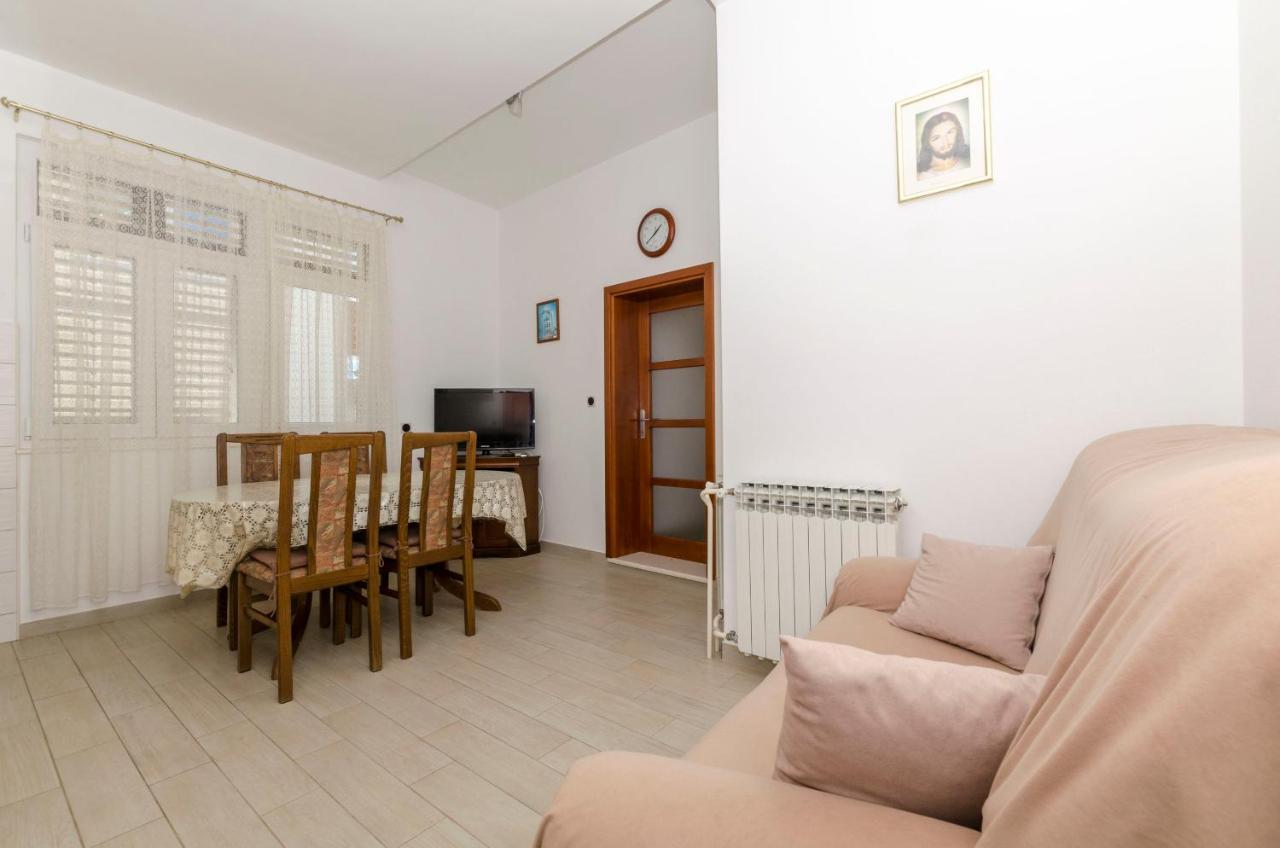 Apartment Eva P. Primosten Bagian luar foto