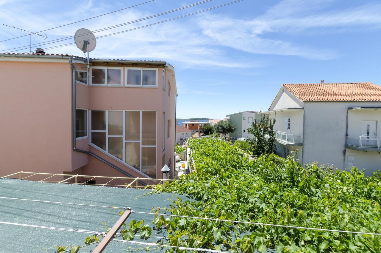 Apartment Eva P. Primosten Bagian luar foto